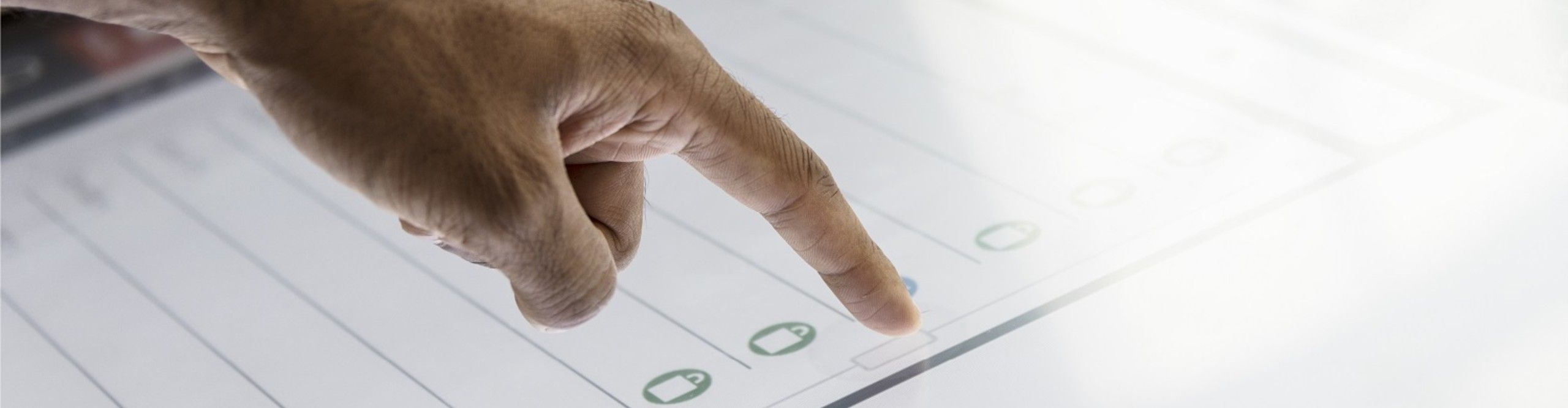 Weißer Touchscreen mit Hand